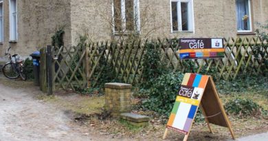 Mit einer Festveranstaltung im Kleinmachnower Rathaus wollen die Evangelische Kirche, die Gemeinde und der Arbeits- und Ausbildungsförderverein am 7. November allen Menschen in der Region danken, die sich mit Begegnungscafé & Co. in den vergangenen fünf Jahren in der Flüchtlingshilfe engagiert haben.