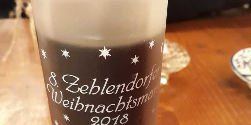 Noch bis zum 30. Dezember lockt gleich neben dem Rathaus der 8. Zehlendorfer Weihnachtsmarkt mit Schlittschuhbahn, Glühwein und Feuerzangenbowle, süßen und herzhaften Leckereien und Kunsthandwerk im gemütlichen Kiez-Ambiente an die ehemalige Dorfaue.