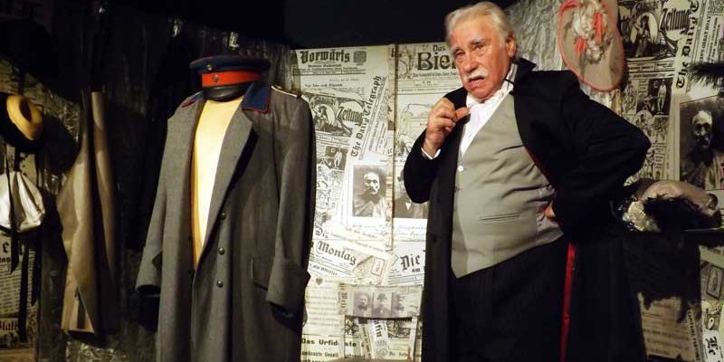 In Köpenick werden im kommenden Jahr 130 Jahre Kieztheater gefeiert. Dass es das Theater noch gibt, ist auch Jürgen Hilbrecht zu verdanken. Ein Theater im Kiez bedeutet für den Hauptmann von Cöpenick-Darstellern Lebensqualität. Aber er hat noch einen weiteren Grund für seinen Einsatz...