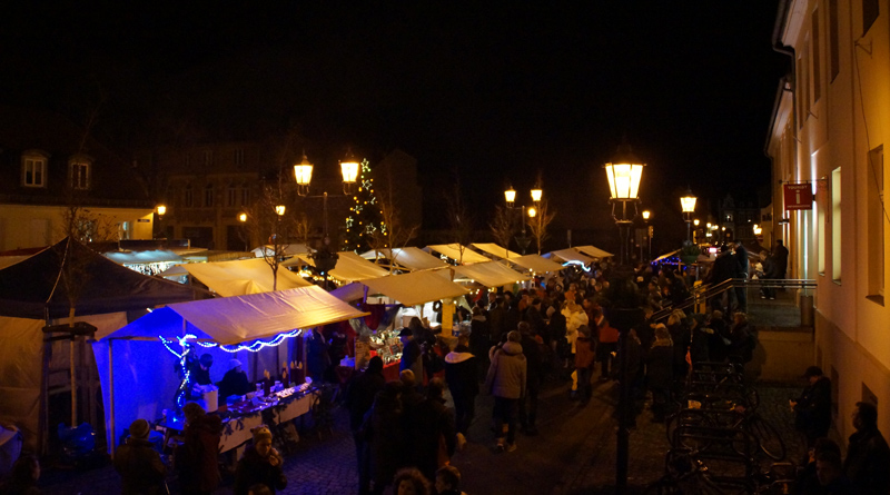 Am Sonntag ab 14:00 Uhr wird es rund um den Marktplatz in Teltow richtig festlich. Beim diesjährigen Weihnachtsmarkt dürfen sich die Besucher bis über zahlreiche Aktivitäten auch im Bürgerhaus freuen. Zum Abschluss gibt es wieder ein großes Konzert in der Andreaskirche.