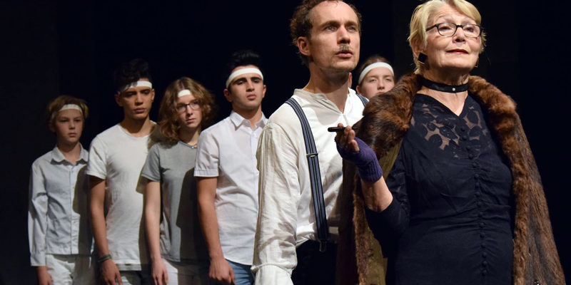 Zusammen mit dem Potsdamer Theater Poetenpack spielen Schülerinnen und Schüler des Evangelischen Gymnasiums Kleinmachnow am 20. und 21. Januar George Taboris Farce „Mein Kampf“ in den Neuen Kammerspielen.