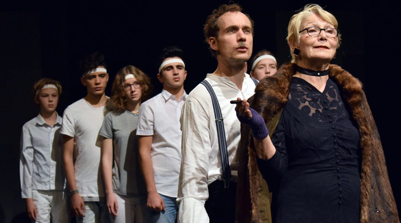 Zusammen mit dem Potsdamer Theater Poetenpack spielen Schülerinnen und Schüler des Evangelischen Gymnasiums Kleinmachnow am 20. und 21. Januar George Taboris Farce „Mein Kampf“ in den Neuen Kammerspielen.