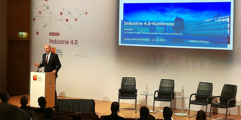 64 Millionen Deutsche nutzen tagtäglich das Internet. Sie versenden E-Mails, bestellen Kleidung und buchen Urlaubsreisen. Bei der Industrie 4.0. im Hasso-Plattner-Institut machten die Referierenden einmal mehr deutlich, dass die digitale Welt längst unsere Welt ist.