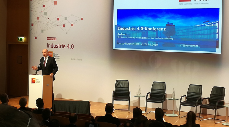 64 Millionen Deutsche nutzen tagtäglich das Internet. Sie versenden E-Mails, bestellen Kleidung und buchen Urlaubsreisen. Bei der Industrie 4.0. im Hasso-Plattner-Institut machten die Referierenden einmal mehr deutlich, dass die digitale Welt längst unsere Welt ist.