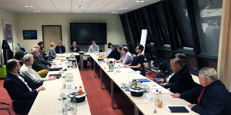 Zu einem gut dreistündigen Fachgespräch Jagd trafen sich am Dienstag, 26. Februar, auf Einladung der Gemeindeverwaltungen Kleinmachnow und Stahnsdorf rund 20 Jagd- und Wildtierexperten, darunter Vertreter der obersten Jagdbehörde (Ministerium für Ländliche Entwicklung, Umwelt und Landwirtschaft; MLUL), der unteren Jagdbehörde (Landkreis Potsdam-Mittelmark), der Jagdgenossenschaften Stahnsdorf-Kleinmachnow, der Jagdgenossenschaft Güterfelde, des Landesjagdverbandes, des Deutschen Bogenjagdverbandes (DBJV) sowie der Landwirtschaft.