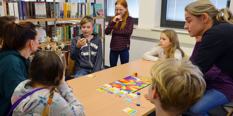 Wer bei den Lieben daheim keine Mitspieler für Monopoly & Co. findet, ist am 01. März um 18:30 Uhr in die Gemeindebibliothek im Rathaus Kleinmachnow eingeladen. Dort findet der zweite Spieleabend der Bibliothek. Waren beim ersten die Kinder dran, ist er dieses Mal nur für die Großen (junge Leute und Erwachsene).