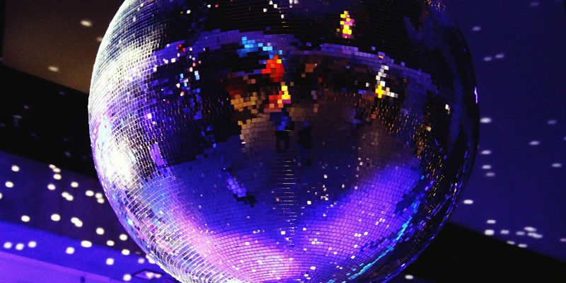 In Teltow gibt es in diesem Winter eine Eisdisco: Am morgigen Freitag heizt DJ Jürgen Anders Besuchern der ersten Teltower Winterwelt auf dem Marktplatz mit aktuellen Charts und Hits der letzten Jahrzehnte ein. Die vom hiesigen Versicherungsunternehmen Verti gesponserte Eisdisco beginnt um 18:00 Uhr und endet um 22:00 Uhr.