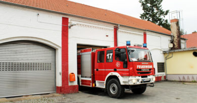 Nach fast zehn Jahren Streit hat die Gemeinde Stahnsdorf einen Kompromiss gefunden und als Standort für das neue Feuerwehrdepot ein Grundstück zwischen Güterfelder Damm, Am Upstall und Friedrich-Naumann-Straße ausgewählt. Heute hat die Untere Naturschutzbehörde des Landkreises Potsdam-Mittelmark diesem Plan vorerst einen Riegel vorgeschoben.