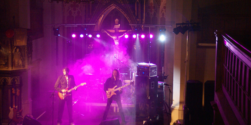 Zum 14. Mal findet „Rock’n’ Church“ nun auf der Insel Werder statt. Die Idee entstand zufällig, als der architekturinteressierte Veranstalter Hendrik Scholz in der Kirche vorbeischaute. „Etwa 20 Leute beim Gottesdienst – das waren viel zu wenig für das schöne Gebäude“, erinnert sich der Werbegrafiker.