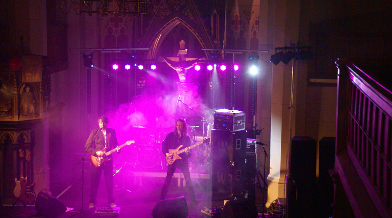 Zum 14. Mal findet „Rock’n’ Church“ nun auf der Insel Werder statt. Die Idee entstand zufällig, als der architekturinteressierte Veranstalter Hendrik Scholz in der Kirche vorbeischaute. „Etwa 20 Leute beim Gottesdienst – das waren viel zu wenig für das schöne Gebäude“, erinnert sich der Werbegrafiker.