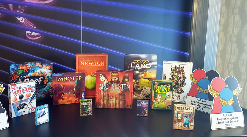 Seit genau 40 Jahren entscheidet eine Jury, welches das „Spiel des Jahres“ wird. Der Preis ist die höchste Auszeichnung für ein Gesellschaftsspiel. Am 22. Juli wurde das Geheimnis im Rahmen einer Pressekonferenz in Berlin-Friedrichshain gelüftet. Dort stellte die Jury erst die nominierten Spiele und am Ende die glücklichen Gewinner vor.
