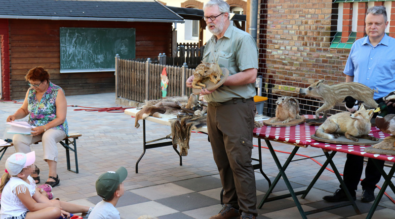 Solche und andere Geschichten von allerlei Tieren aus Wald und Feldflur kamen am Mittwoch, 24. Juli 2019, im Lindenhof-Hort zur Sprache. Jäger Jörg Gruhl betrieb im Auftrag des Landesjagdverbandes Brandenburg waldpädagogische Öffentlichkeitsarbeit. Dazu hatte er das „Lernort Natur“-Mobil mitgebracht.