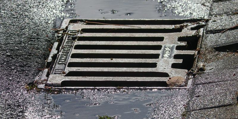 Gullydeckel auf der Straße