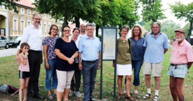 Von der Jahrhunderte währenden Geschichte der Häuser und ihrer Umgebung im historischen Ortskern von Stahnsdorf künden seit Neuestem acht Informationstafeln.