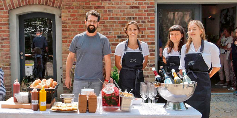 In Benjamin Perrys neu eröffneter Kochschule in Stahnsdorf müssen alle Teilnehmer ran: Schließlich sollen sie zukünftig auch zu Hause regional, nachhaltig und kreativ ­kochen können.