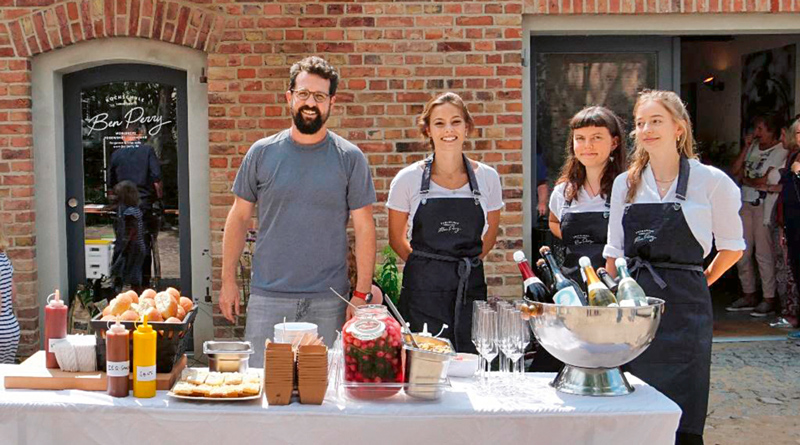 In Benjamin Perrys neu eröffneter Kochschule in Stahnsdorf müssen alle Teilnehmer ran: Schließlich sollen sie zukünftig auch zu Hause regional, nachhaltig und kreativ ­kochen können.