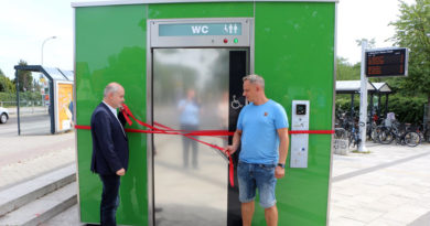 Das City-WC auf dem Ahlener Platz wurde am vergangenen Freitag in Betrieb genommen. Damit hat die Stadt Teltow einen lang gehegten Wunsch der Bevölkerung aufgegriffen und umgesetzt. Insbesondere die Nutzer der S-Bahn und der am Ahlener Platz abfahrenden Busse werden von dem neuen Angebot profitieren können.