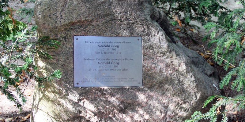 Am 15. September ermittelt Kleinmachnow die schnellsten Läufer der Region und gedenkt dabei eines Norwegers, obwohl dieser nie einen Fuß in die Gemeinde gesetzt hat. Der ­Kleinmachnower Lauf Club e. V. organisiert den Nordahl-Grieg-Gedenklauf in diesem Jahr zum 13. Mal. Doch wer war dieser Nordahl Grieg?