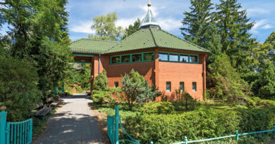 Mit einem Festgottesdienst feiert die Evangelische Johann-Sebastian-Bach-Kirchengemeinde in Lichterfelde am kommenden Sonntag, 18. August, um 12 Uhr ihr 50-jähriges Bestehen. Die Predigt hält Bischof Dr. Markus Dröge. Wegen des zu erwartenden Andrangs wird der Gottesdienst live in den Saal des Gemeindehauses übertragen.