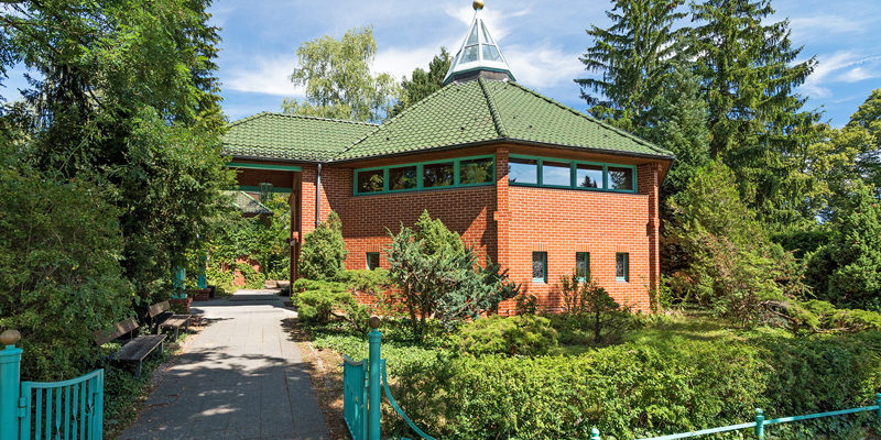 Mit einem Festgottesdienst feiert die Evangelische Johann-Sebastian-Bach-Kirchengemeinde in Lichterfelde am kommenden Sonntag, 18. August, um 12 Uhr ihr 50-jähriges Bestehen. Die Predigt hält Bischof Dr. Markus Dröge. Wegen des zu erwartenden Andrangs wird der Gottesdienst live in den Saal des Gemeindehauses übertragen.
