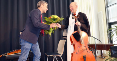 Mit fast 80 Jahren gibt Kammermusiker Hans-Joachim Scheitzbach das Cello aus der Hand. Bürgermeister Michael Grubert verabschiedet sich beim letzten Kleinmachnower Sommerkonzert im Namen seiner treuen Fans.