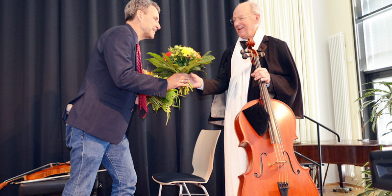 Mit fast 80 Jahren gibt Kammermusiker Hans-Joachim Scheitzbach das Cello aus der Hand. Bürgermeister Michael Grubert verabschiedet sich beim letzten Kleinmachnower Sommerkonzert im Namen seiner treuen Fans.