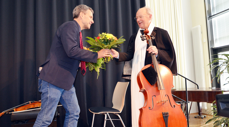 Mit fast 80 Jahren gibt Kammermusiker Hans-Joachim Scheitzbach das Cello aus der Hand. Bürgermeister Michael Grubert verabschiedet sich beim letzten Kleinmachnower Sommerkonzert im Namen seiner treuen Fans.