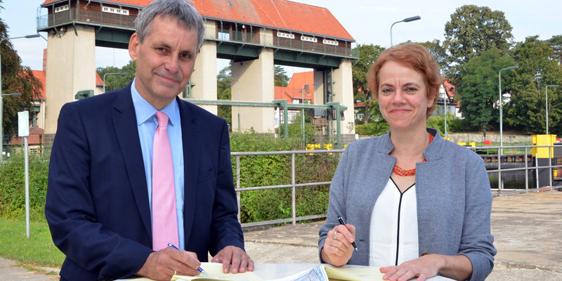 Einen kleinen Durchbruch erreichte die Gemeinde Kleinmachnow für den weiteren Ausbau eines durchgehenden Rad- und Wanderwegs beidseitig des Teltowkanals, der gemeinsam mit Teltow und Stahnsdorf seit 2009 sukzessive erfolgt. Katrin Urbitsch, Amtsleiterin der Wasserstraßen- und Schifffahrtsverwaltung (WSV) des Bundes und Kleinmachnows Bürgermeister Michael Grubert vereinbarten, nun auch den Abschnitt der Allee am Forsthaus, der am WSV-Betriebsgelände liegt, dementsprechend auszubauen.