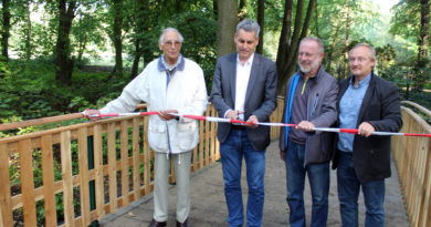 Zum nächsten Osterfeuer gelangen die Besucher nun direkt vom Zehlendorfer Damm aus auf die Bäkewiese. Am 26. September wurde die Füßgängerbrücke über die Bäke durch Bürgermeister Michael Grubert, Naturschützer Gerhard Casperson, Frank Musiol von der Lokalen Agenda 21 und Bauhof-Chef Uwe Brinkmnann freigegeben.