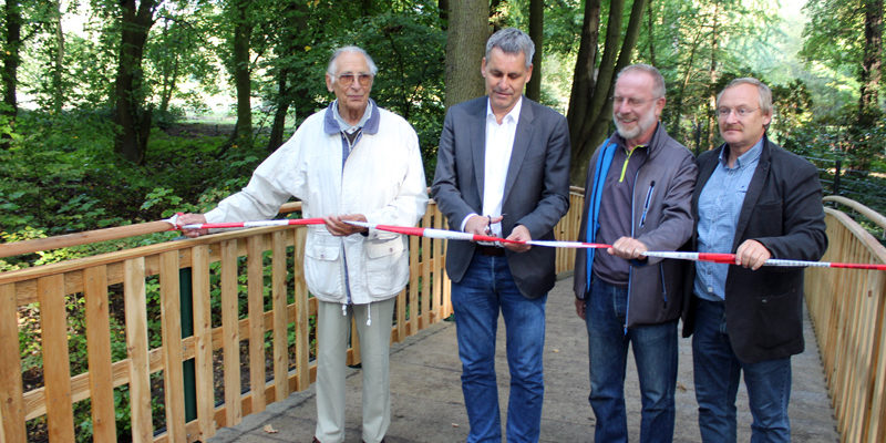 Zum nächsten Osterfeuer gelangen die Besucher nun direkt vom Zehlendorfer Damm aus auf die Bäkewiese. Am 26. September wurde die Füßgängerbrücke über die Bäke durch Bürgermeister Michael Grubert, Naturschützer Gerhard Casperson, Frank Musiol von der Lokalen Agenda 21 und Bauhof-Chef Uwe Brinkmnann freigegeben.