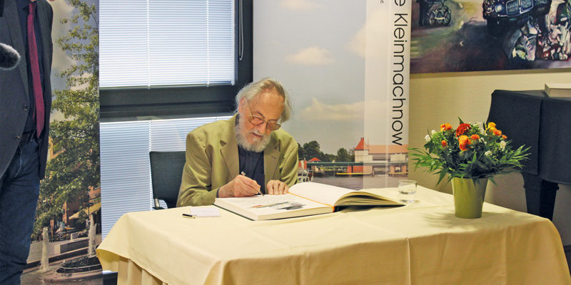 Der Künstler Harald Kretzschmar ist der 15. Kleinmachnower, der sich in das Goldene Buch der Gemeinde eintragen durfte. Bürgermeister Michael Grubert hatte ihn zu Ehren seines 88. Geburtstages am 23. Mai dazu eingeladen. Am 15. August war es nun endlich soweit.