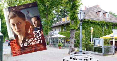 Der Spielfilm „Und der Zukunft zugewandt“ feiert am 12. September um 19:00 Uhr Premiere in den Neuen Kammerspielen in Kleinmachnow. Regisseur Bernd Böhlich wird für Interviews und Fragen aus dem Publikum zur Verfügung stehen.