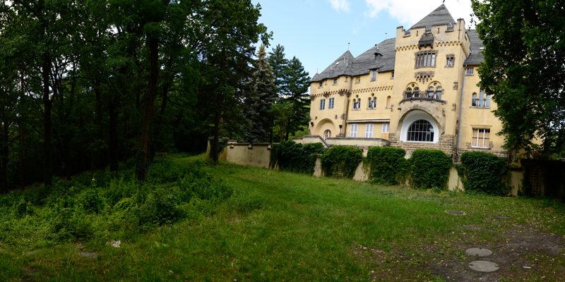Der Garten der Neuen Hakeburg in Kleinmachnow wurde von der Landschaftsarchitektin Herta Hammerbacher gestaltet. Passend dazu ist am 21. Oktober um 19:00 Uhr ein Vortrag durch den Heimatverein zu hören.