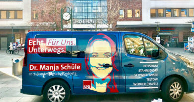 Dr. Manja Schüle und ihr Team sind mit dem mobilen Bürgerbüro im gesamten Wahlkreis 61 unterwegs, um sich mit interessierten Bürgerinnen und Bürger auszutauschen.