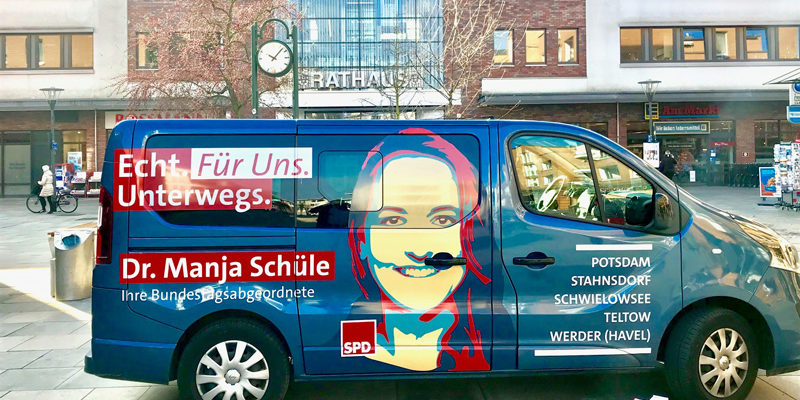 Dr. Manja Schüle und ihr Team sind mit dem mobilen Bürgerbüro im gesamten Wahlkreis 61 unterwegs, um sich mit interessierten Bürgerinnen und Bürger auszutauschen.