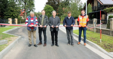 Am 20. September wurden die Straßen Am Birkenhügel, Alte Feldmark und Reiherweg im Güterfelder Ortsteil Kienwerder offiziell freigegeben. Nach eineinhalb Jahren sind aus den einstigen Sandwegen vollwertige Straßen geworden.