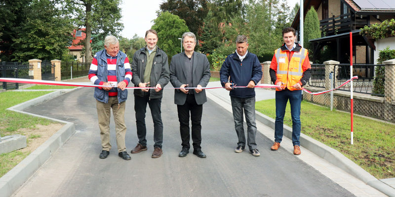 Am 20. September wurden die Straßen Am Birkenhügel, Alte Feldmark und Reiherweg im Güterfelder Ortsteil Kienwerder offiziell freigegeben. Nach eineinhalb Jahren sind aus den einstigen Sandwegen vollwertige Straßen geworden.