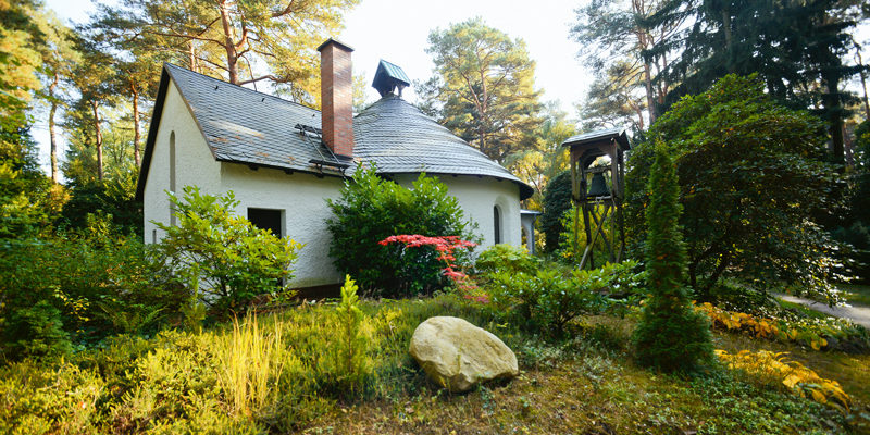 Den Südwestkirchhof in Stahnsdorf kennt man selbstverständlich, vom Waldfriedhof in Kleinmachnow hört man dagegen seltener. Am kommenden Freitag um 15:30 Uhr können Interessierte das Kleinod bei einer Lesung kennenlernen und sich auch selbst ein Bild machen.