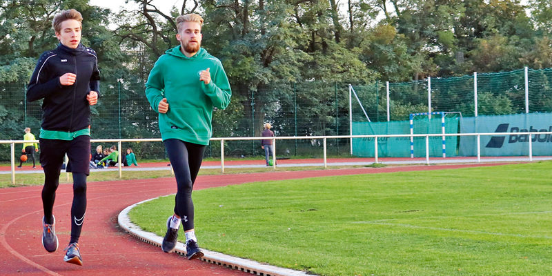 Vor drei Jahren tauschte Felix Krüsemann die Fußballtöppen endgültig gegen Spikes. Im November startet der 18-Jährige des RSV Eintracht 1949 nun für Deutschland bei den Weltmeisterschaften der Paraathleten über 1500 Meter in Dubai. Und will ganz nebenbei die Norm für die Paralympics in Tokio laufen.