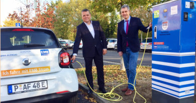 Am 25. Oktober wurden gleich sieben neue Ladestationen mit je zwei Ladepunkten für Elektroautos auf dem östlichen Parkplatz am Rathausmarkt in Kleinmachnow in Betrieb genommen.