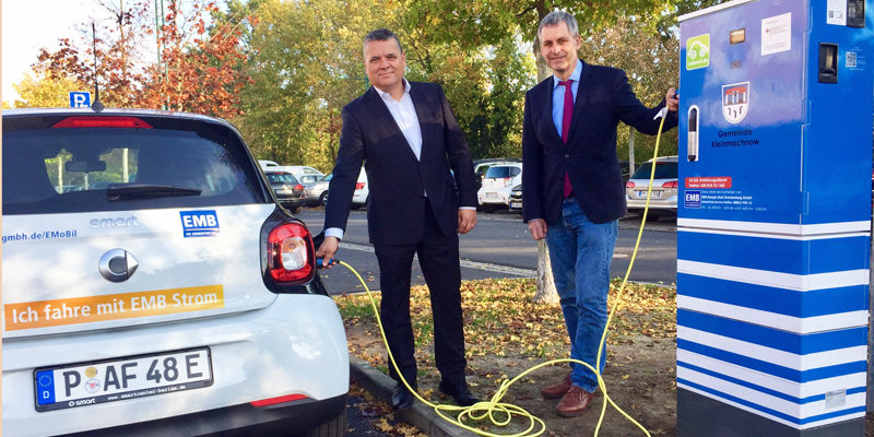 Am 25. Oktober wurden gleich sieben neue Ladestationen mit je zwei Ladepunkten für Elektroautos auf dem östlichen Parkplatz am Rathausmarkt in Kleinmachnow in Betrieb genommen.