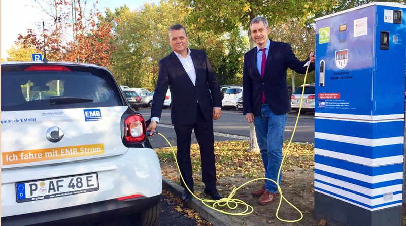 Am 25. Oktober wurden gleich sieben neue Ladestationen mit je zwei Ladepunkten für Elektroautos auf dem östlichen Parkplatz am Rathausmarkt in Kleinmachnow in Betrieb genommen.