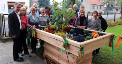 Eine Gruppe Ehrenamtlicher hat in der Seniorenbegegnungsstätte Lindenstraße 22 (SBS) in Stahnsdorf am vergangenen Donnerstag einen Gartenbereich gestaltet, den nun auch Menschen mit Behinderung, Mobilitätseingeschränkte und Menschen mit Demenz nutzen können.