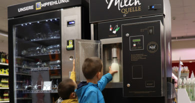 Kunden können jetzt regionale Frischmilch von einem Hof im Landkreis Oder-Spree selbst abfüllen. Im Edeka-Markt in Großbeeren steht hierfür ein Zapfautomat bereit.