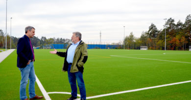 Begeistert zeigte sich der Vorsitzende des Regionalen Sportvereins (RSV) Michael Grunwaldt vom neuen Sportplatz am Dreilindener Weg, der nun fertig gestellt ist. Schon jetzt freut er sich auf den Trainingsstart dort am 4. November, auch wenn rund um die Anlage noch immer die Bauarbeiter regieren.