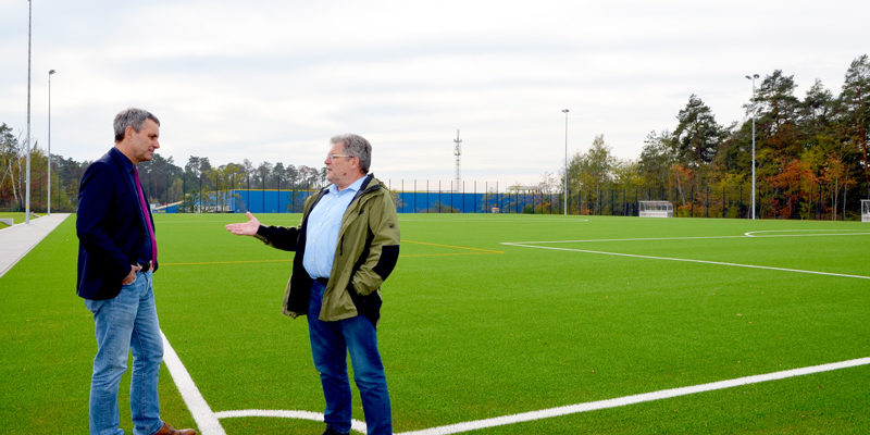 Begeistert zeigte sich der Vorsitzende des Regionalen Sportvereins (RSV) Michael Grunwaldt vom neuen Sportplatz am Dreilindener Weg, der nun fertig gestellt ist. Schon jetzt freut er sich auf den Trainingsstart dort am 4. November, auch wenn rund um die Anlage noch immer die Bauarbeiter regieren.