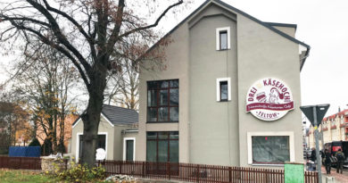 Käsekuchen-Meister Thomas Neuendorf eröffnet Café Dreikäsehoch am Ruhlsdorfer Platz in Teltow