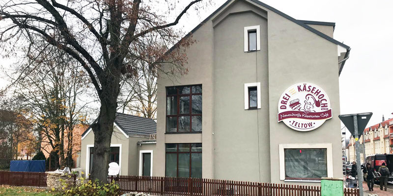 Käsekuchen-Meister Thomas Neuendorf eröffnet Café Dreikäsehoch am Ruhlsdorfer Platz in Teltow
