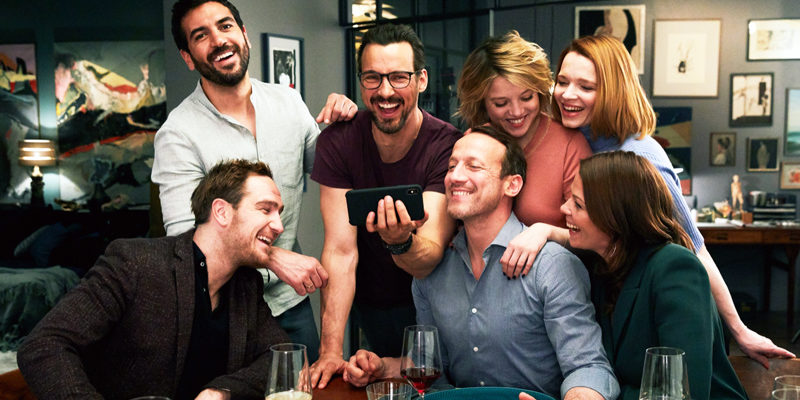 Sieben Freunde spielen ein neues Spiel: Jede Nachricht wird laut vorgelesen und jeder Anruf mitgehört: Wer hat am Ende "Das perfekte Geheimnis"? Außerdem treibt die "Addams Family" ab Donnerstag ihr Unwesen in den Neuen Kammerspielen in Kleinmachnow.