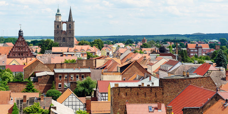 60,2 Kilometer sind es vom Rathaus Teltow bis zum Rathaus Jüterbog. Mit dem Regio ist man in noch nicht einmal einer Stunde in der über 1.000 Jahre alten Stadt im Fläming. Eine kleine Zeitreise ins Mittelalter, denn bei diesem Ausflug taucht man ein in jede Menge Geschichte und Geschichten.